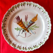 Nevers Assiette faïence à la torchère au carquois à l'arc et la flèche XVIIIème