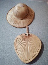 Chapeau Colonial Et Éventail.