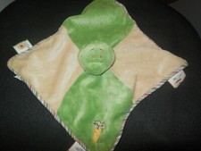 doudou plat Aldo la grenouille vert beige brodé carotte étiquettes NOUKIE'S 2x