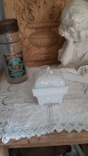 Ancienne boite  ou sucrier opaline de foire  portieux ?