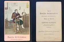 Christmann, Berlin, Deutsche Volkstrachten, Sachsen-Altenburg, Bauerin am Spinnr