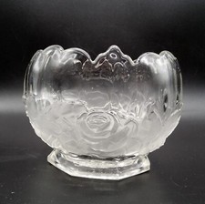 Vase en verre de Bohème soufflé moulé dépoli à décor floral de roses Art Déco