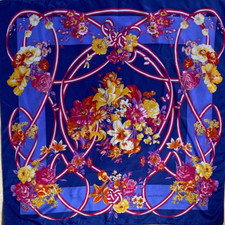 Valentino foulard en soie made in Italy vintage  90cm x 90cm  Scarf