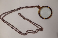 Ancienne loupe de lecture avec chaine