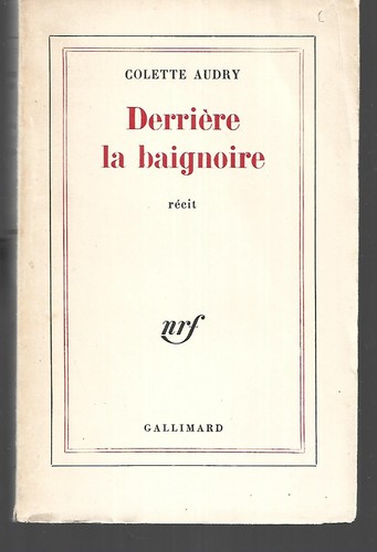 Chien derrière baignoire - ,