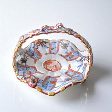 Saint Clément. Période Gallé. Panier en faïence décor fleurs et paysages, XIXe