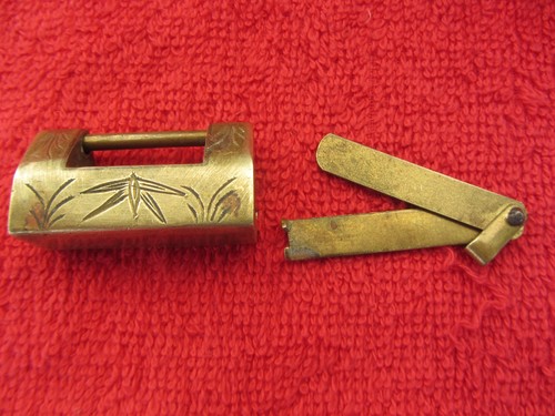 Ancien petit cadenas - , laiton