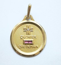 MÉDAILLE D'AMOUR AUGIS EN OR 18K "+ QU'HIER, - QUE DEMAIN" DIAMANT RUBIS 3,67 g