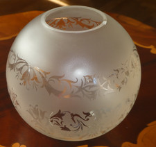 ANCIEN GLOBE EN VERRE DEPOLI ET GRAVE DECOR FLORAL POUR LAMPE A PETROLE