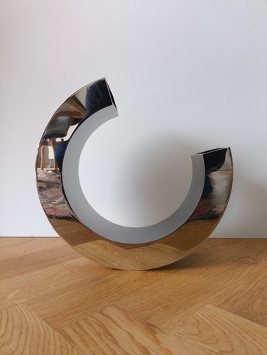 Beau vase demi - en, métal