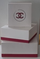CHANEL PRESENTOIR BOITES BLANCHES ET ROUGES
