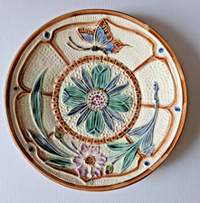 assiette barbotine décor de papillon