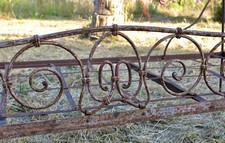 LIT en FER FORGÉ, beau et ancien lit fer forgé, banquette, jardin, lit fer forgé