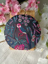 Sac rond brodé Naf Naf Collection capsule "Les Collectionistas", édition limitée