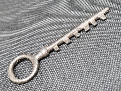 Ancienne petite clé - , de
