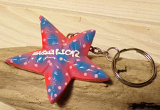 PORTE-CLE EN BOIS COLORE -