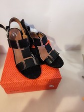 Chaussures à talons neufs