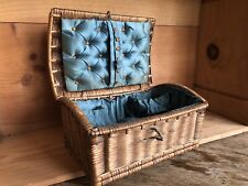 Petit panier à couture ancien en osier tressé.