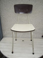 Une chaise hitier - une,