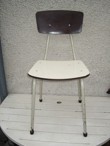 Une chaise hitier - une,
