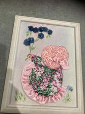 cadre bois blanc avec poupée brodée sur carton mousse 21X27CM