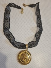COLLIER SAPHO PARIS  Ras Du Cou Dentelle Grosse Médaille DOREES