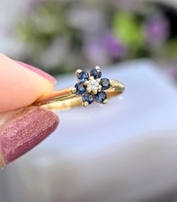 Bague fleur en or centrée d'un petit diamant entouré de 5 saphirs Or 750 Milliè