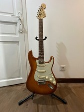 fender stratocaster usa marron couleur bois états quasi neuf corde à changer