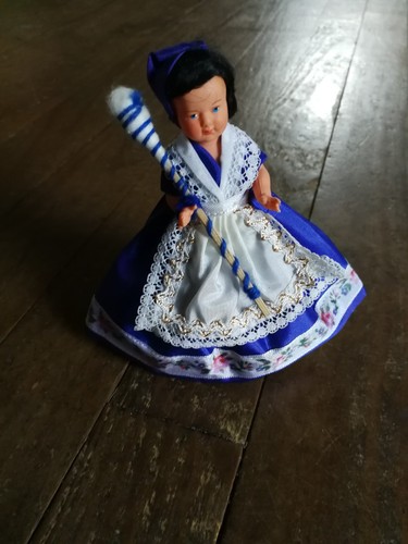 Mignonette poupée folklorique