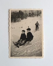 Deux garçons sur une luge