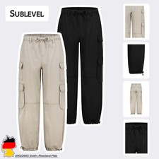 Confortable pantalon cargo en coton avec ourlet réglable.