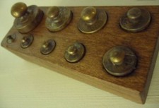 Rare série de poids de 200g laiton massif socle en hêtre
