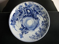 Très rare grand plat Imari Arita décor tournant bleu et chauves-souris au revers