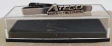 rare EPINGLE CRAVATE CAMION MERCEDES ATEGO TRUCK OF THE YEAR '99 en coffret
