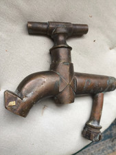 très ancien robinet de