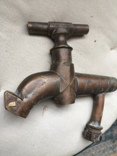 Très ancien robinet - très,