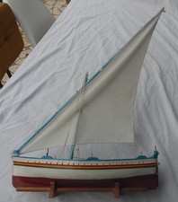 Maquette de bateau à voile sur un socle pour décorer