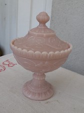 Ancien drageoir bonbonnière sur pied opaline vieux rose décor de griffons 22 cm
