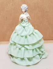  Ancienne demi figurine Porcelaine Marquise  Femme a robe verte 