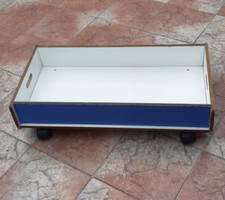 Rangement bois dessous de lit à roulette blanc et bleu en bois