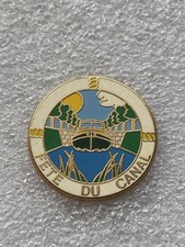 pin's Fête Du Canal boat bateau Navigation Fluviale Écluse Signé Nominoë