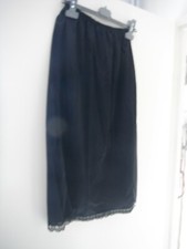  LINGERIE JUPON NOIR EN NYLON DENTELLE SUR LE CONTOUR