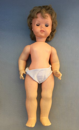 Ancienne poupée plastique - ancienne, en