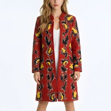 Veste brodée rouge, manteau