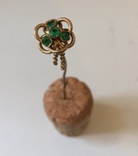 Pic à cravate ou chapeau