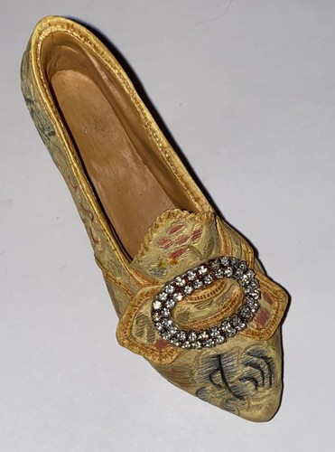 Just the right shoe afternoon - right,