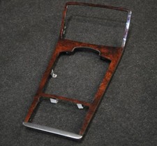 Garniture de contour en bois