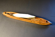 Ancienne navette de métier à tisser bois doré avec bobine de fil années 1950