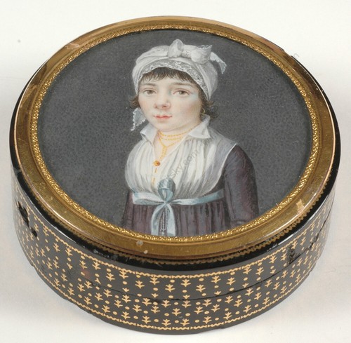 "Round box with fine portrait