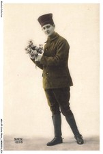ARVP7-0396-CARTE-PHOTO - portrait d'un soldat tenant des fleurs